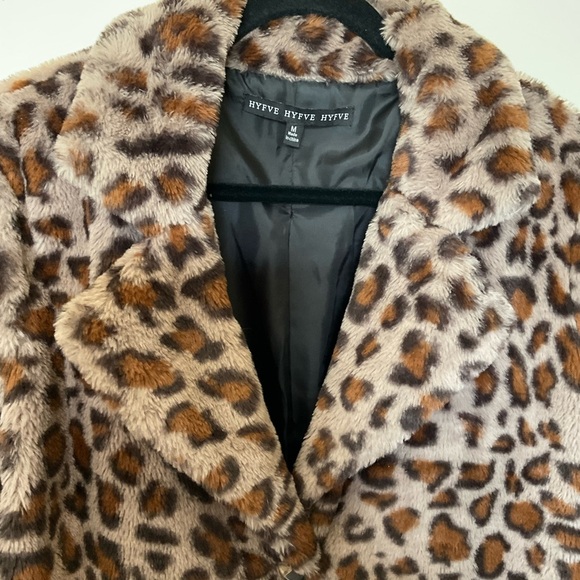HYFVE Leopard Print Faux Fur Jacket with Collar and Pockets in Size Medium - Picture 2 of 6